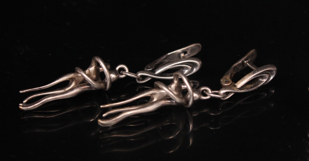 Two pairs with metal earrings