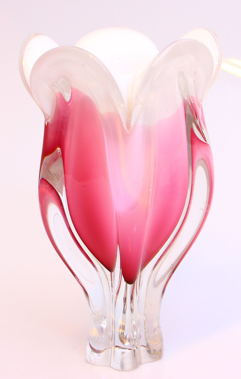 Līvānu stikla vāze ziedu formā