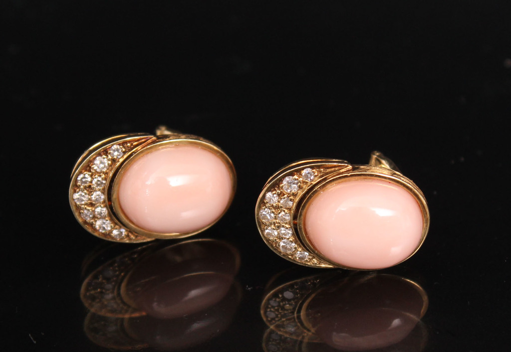Gold earrings with coral and diamonds