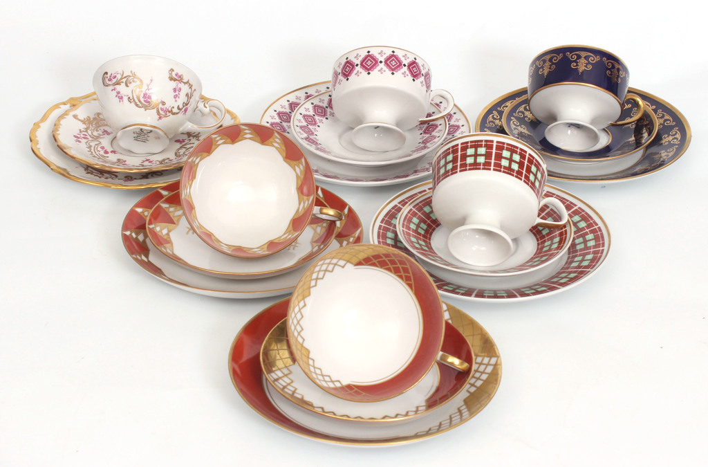 6 different sets with cups, saucers and plate 