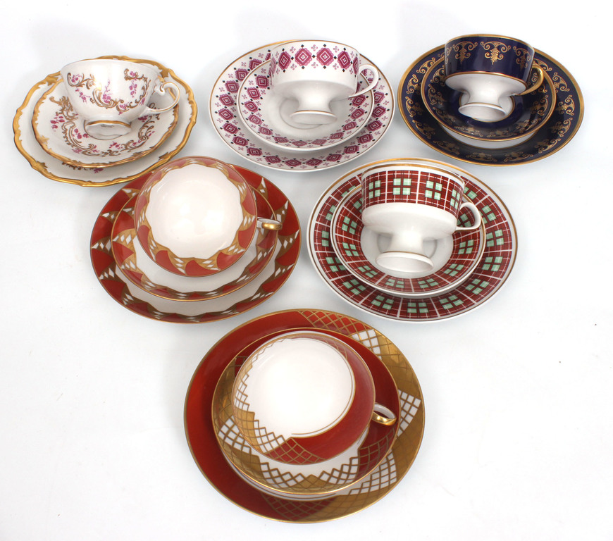 6 разных наборов с чашками, блюдцами и тарелкой «Трио»