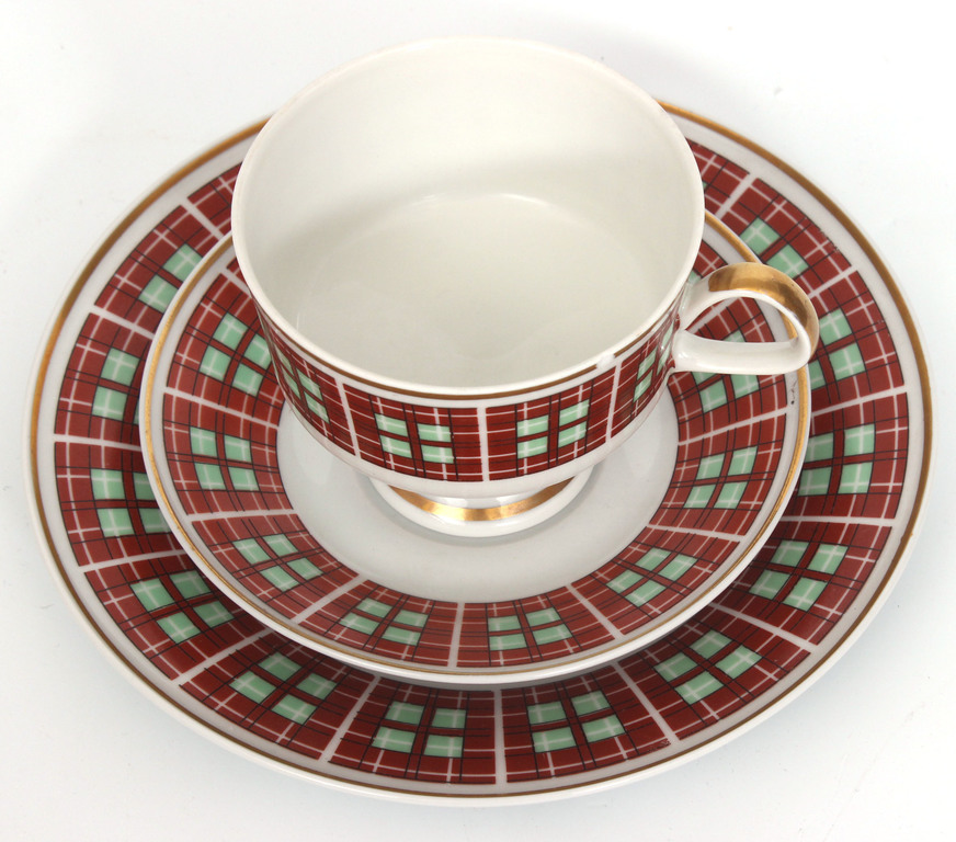 6 different sets with cups, saucers and plate 