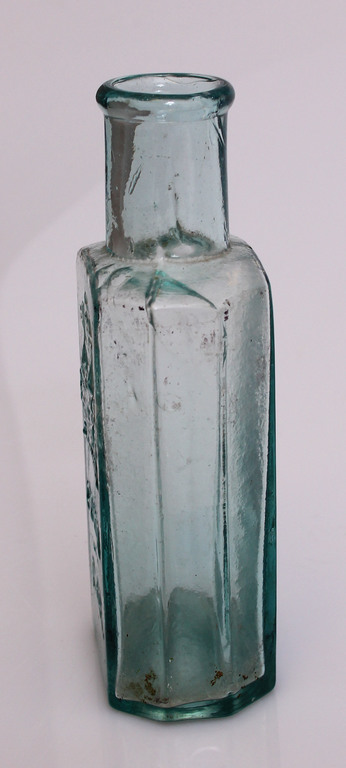 Stikla pudele ar Rīgas atslēgām