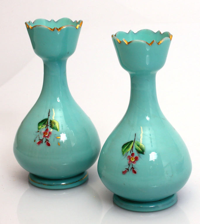 Две стеклянные вазы 