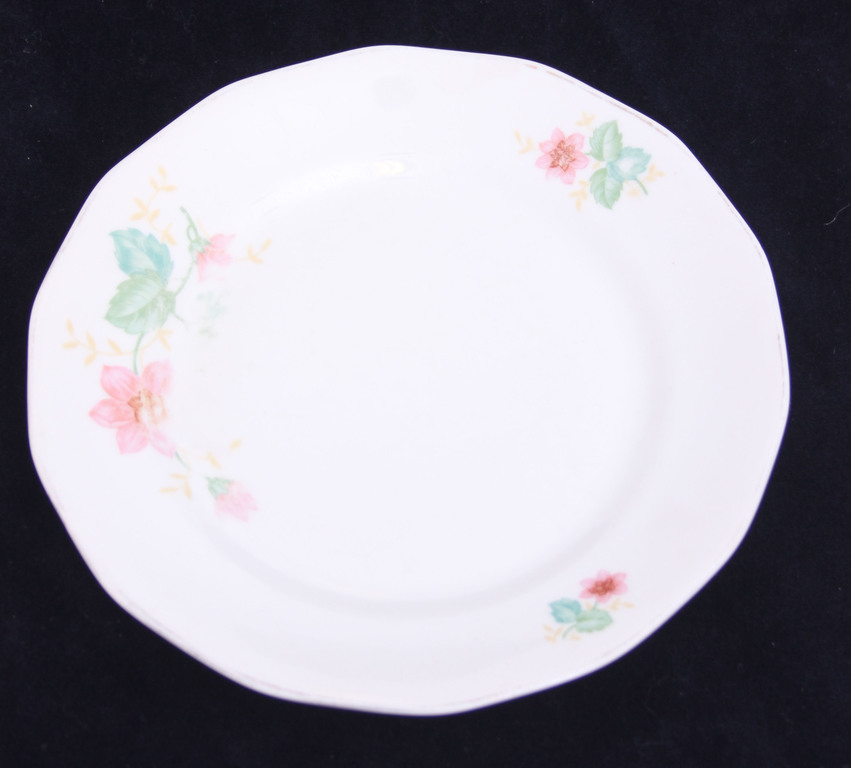 Кузнецовская фарфоровая тарелка с цветами