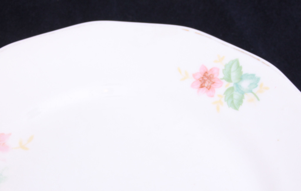Kuzņecova porcelāna šķīvis ar ziedu rakstiem