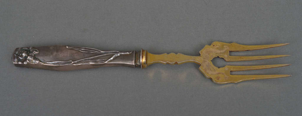 Серебряная вилка в стиле арт нуво для запекания