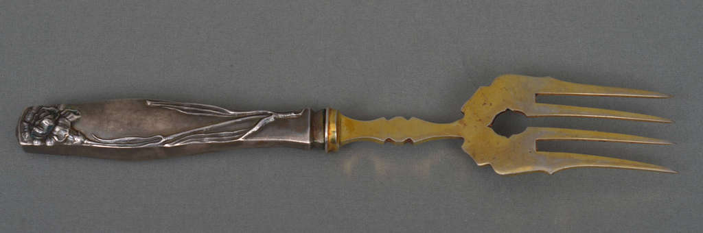 Серебряная вилка в стиле арт нуво для запекания