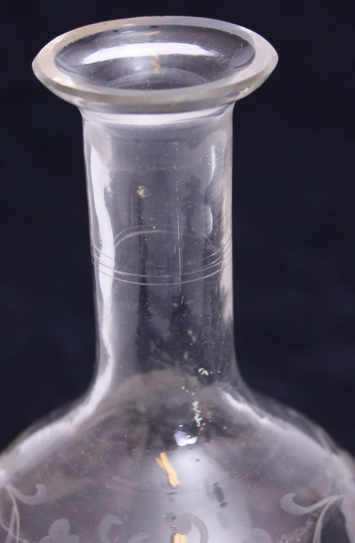 Glass decanter without stopper