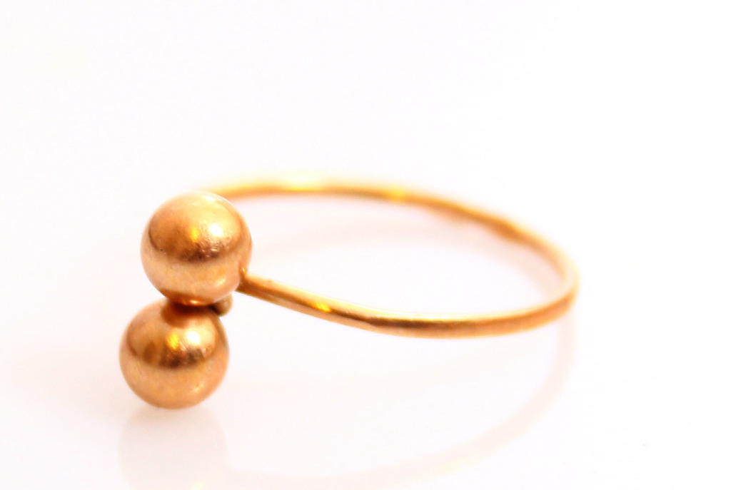 Золотое кольцо с двумя шариками 