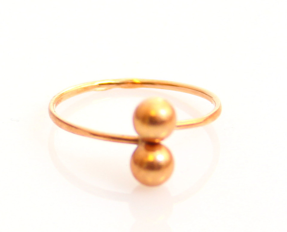 Золотое кольцо с двумя шариками 
