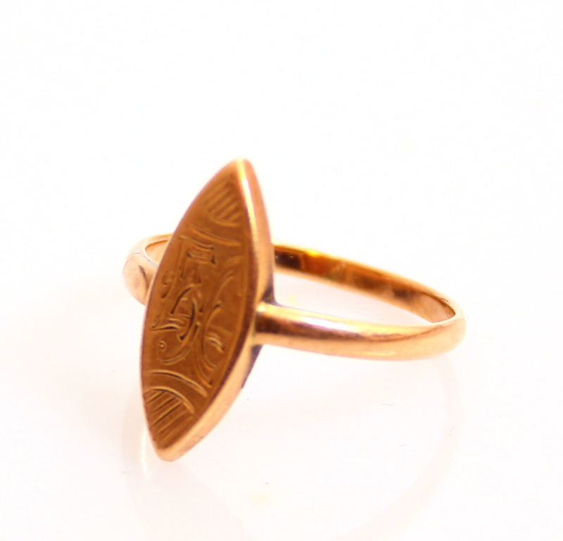 Золотое кольцо с гравировкой 