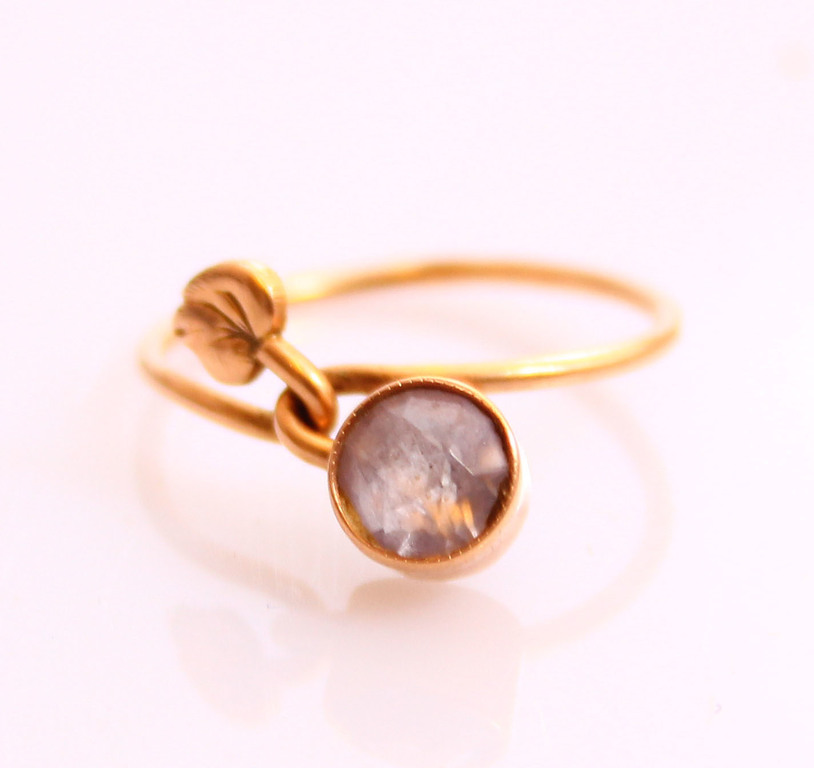 Zelta gredzens ar violetas krāsas akmeni