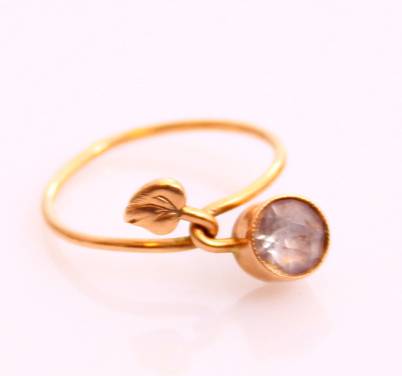 Zelta gredzens ar violetas krāsas akmeni