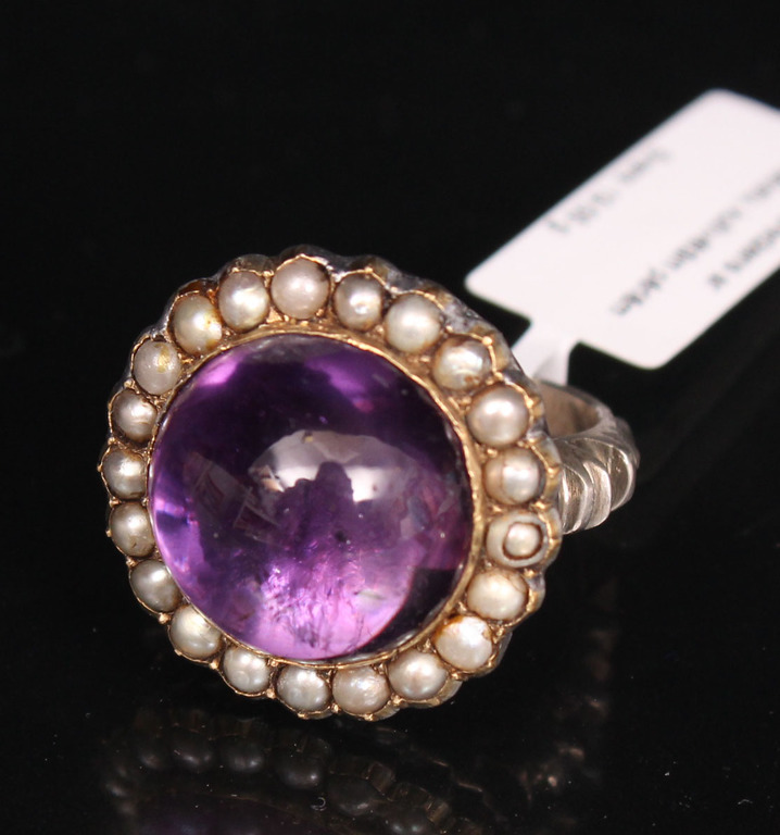Ring with pearls and amethyst