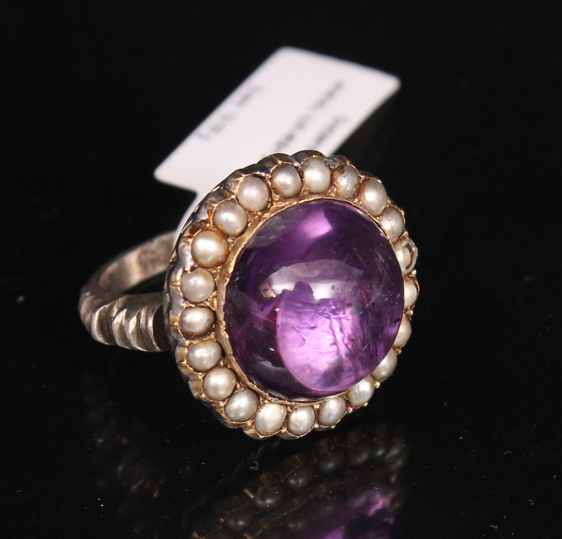 Ring with pearls and amethyst