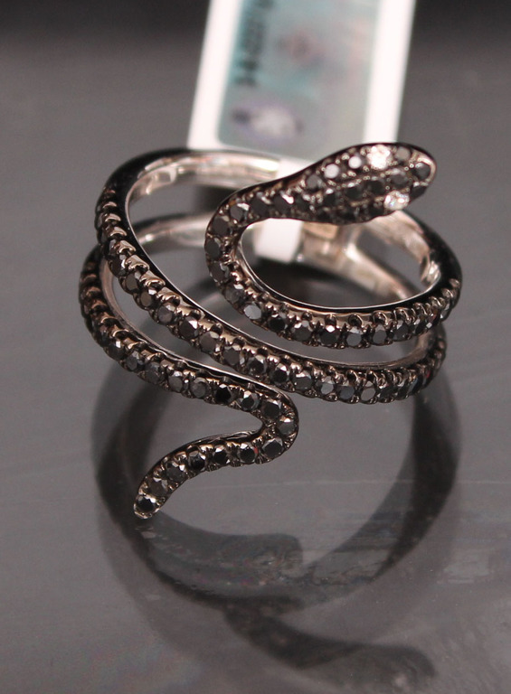 Золотое кольцо с бриллиантами и черными бриллиантами