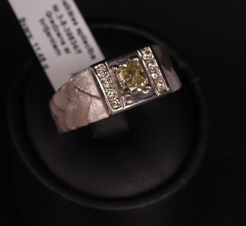 Gold ring with 9 natural diamonds