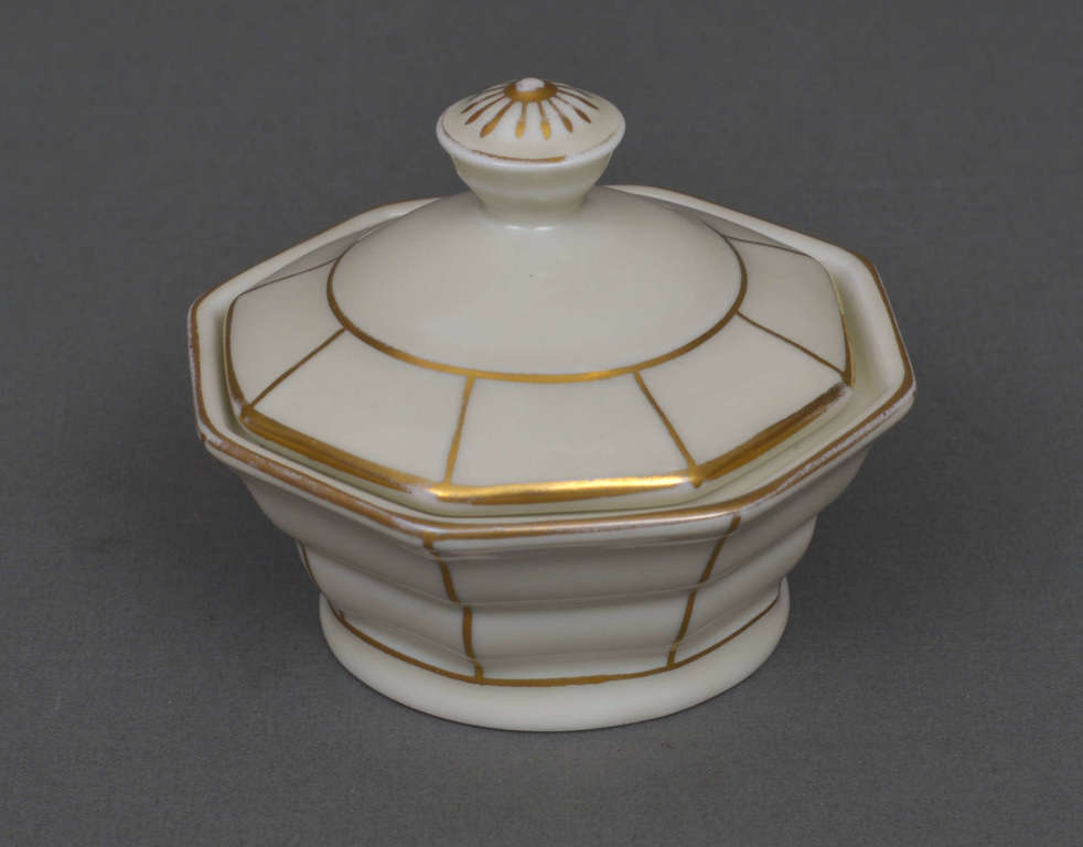 Porcelain jewelry box 