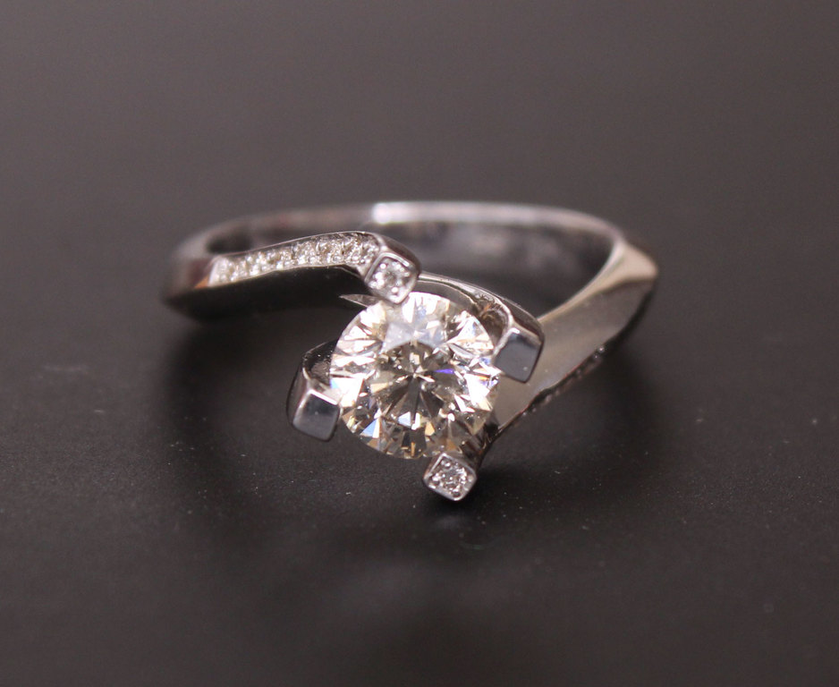 Белое золотое кольцо с бриллиантом