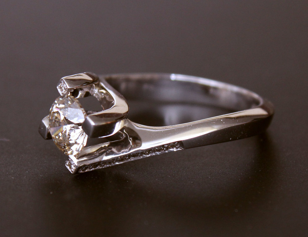 Белое золотое кольцо с бриллиантом