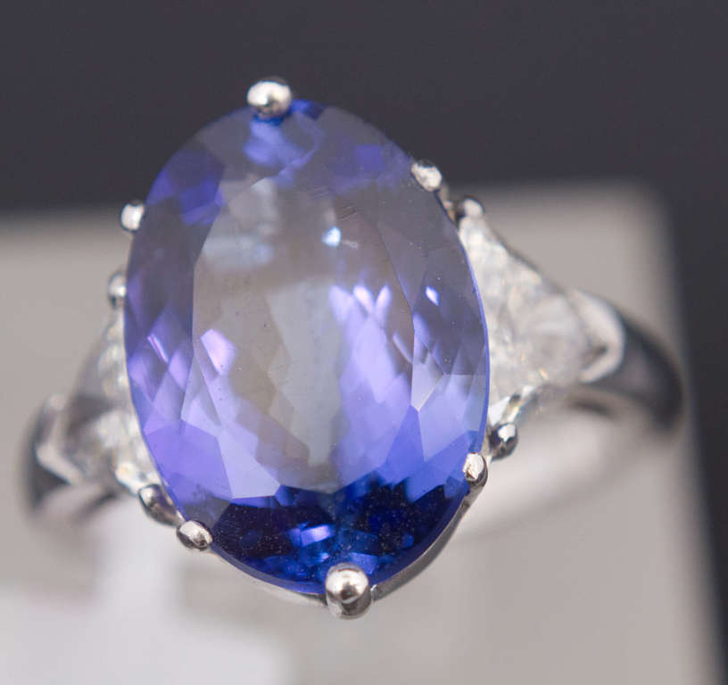 Gold ring with tanzanite and diamonds