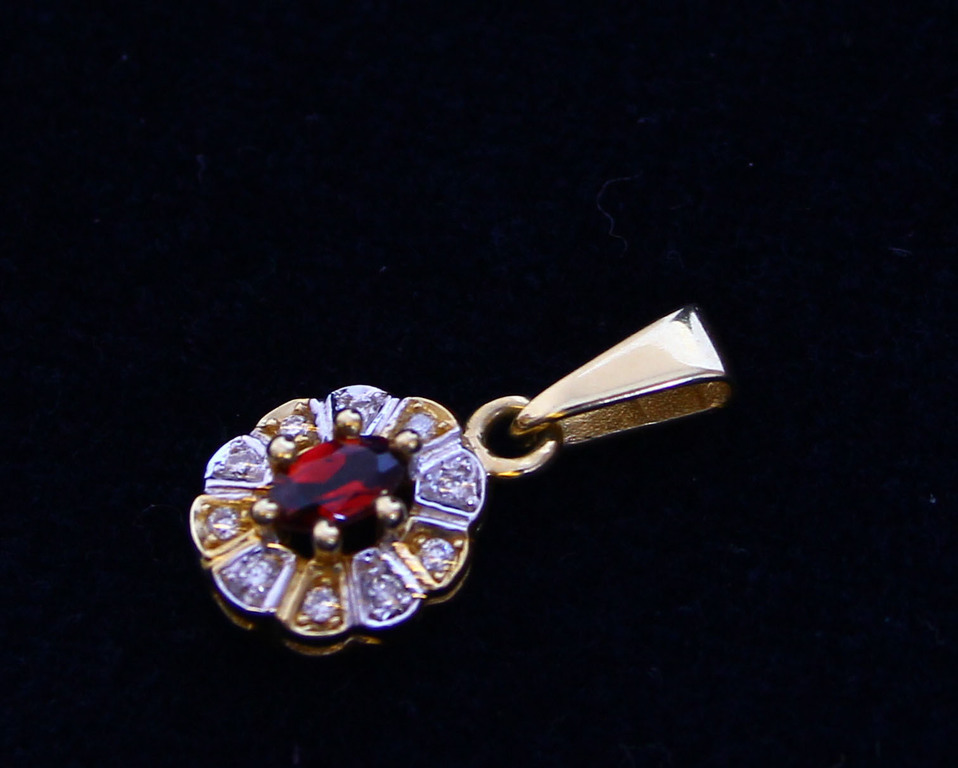 Gold pendant with diamonds and garnet