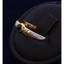 Золотое кольцо с сапфирoм и бриллиантами
