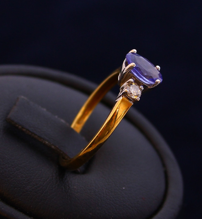 Золотое кольцо с бриллиантами и топазам