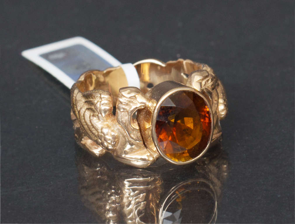 Gold ring with grifs