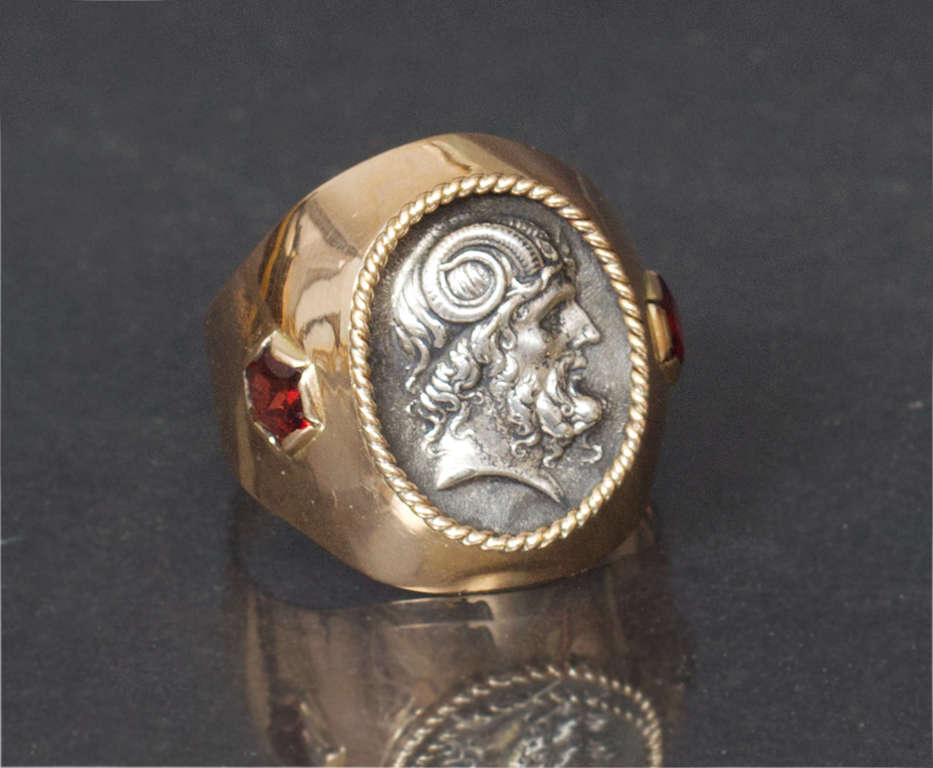 Men's gold ring with garnets 