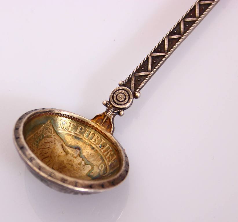 Серебряная ложка с гербом Риги и пятилатовой монетой