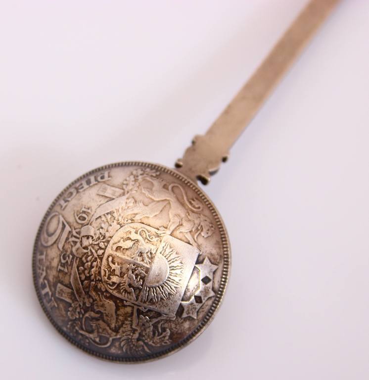 Серебряная ложка с гербом Риги и пятилатовой монетой