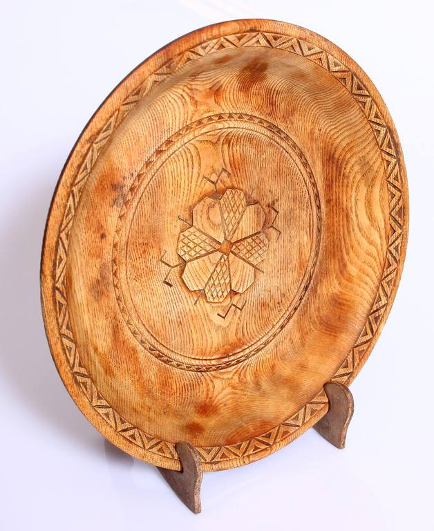 Dekoratīvs koka šķīvis