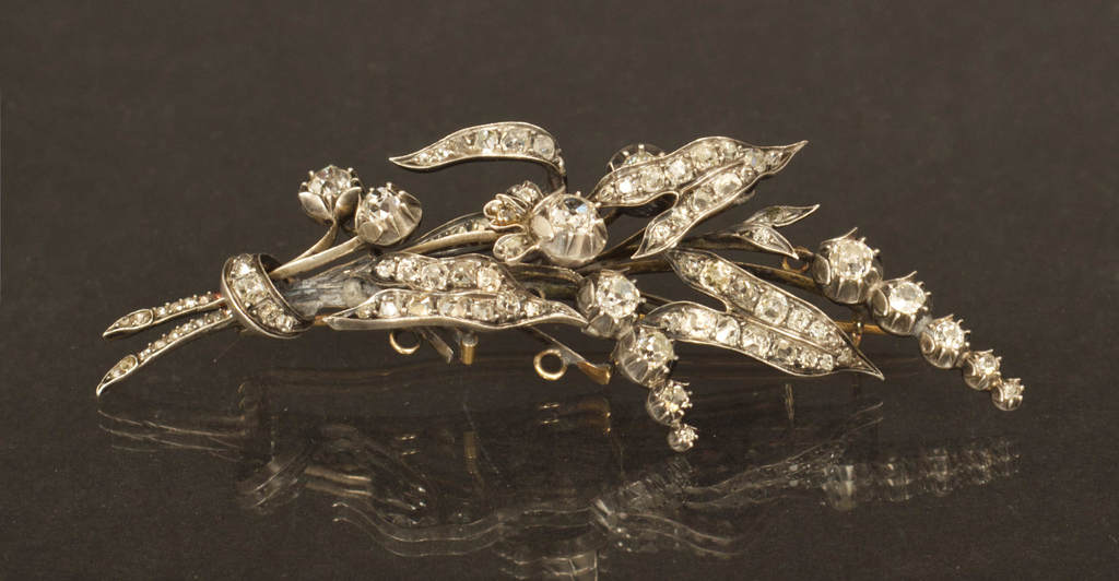 Brooch with 98 natural diamonds