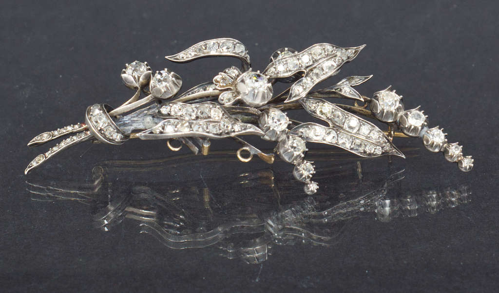 Brooch with 98 natural diamonds