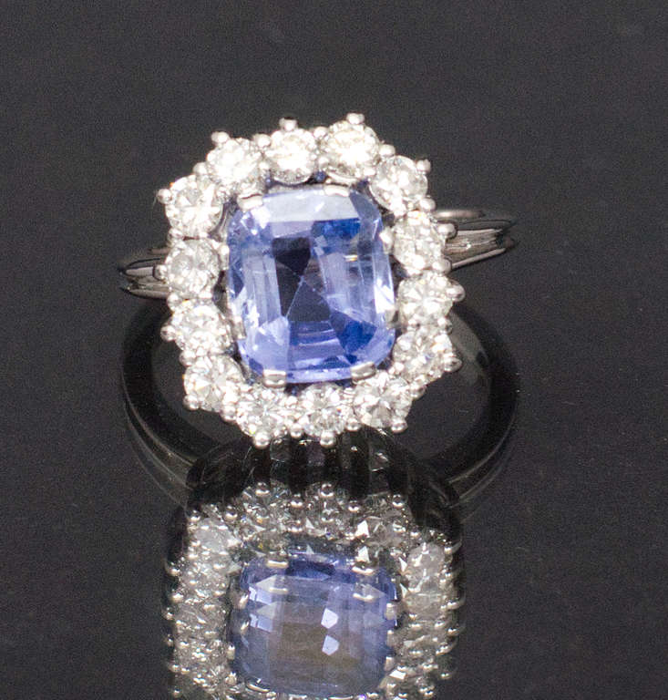 Gold ring with 14 natural diamonds, 1 natural sapphire