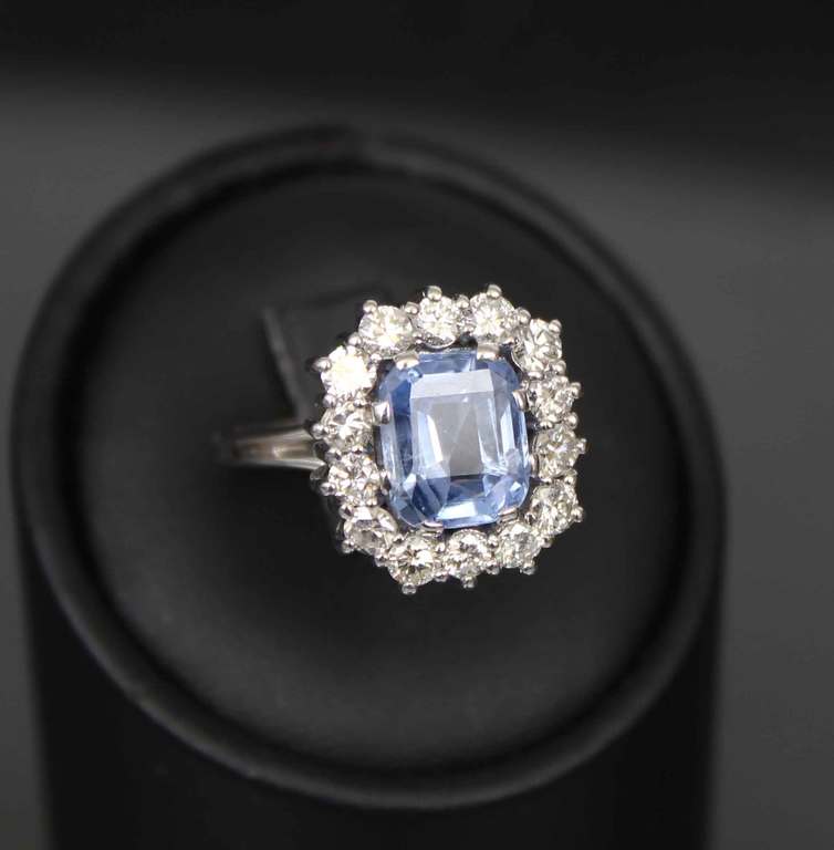 Gold ring with 14 natural diamonds, 1 natural sapphire