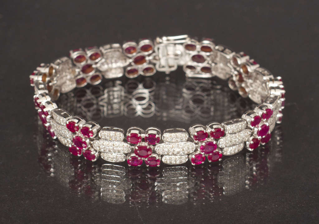 Gold bracelet with brilliants and rubies