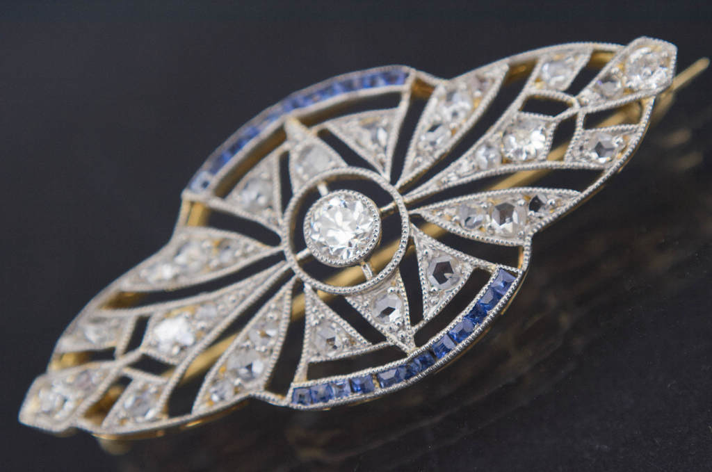 Золотая брошь в стиле ар-деко с бриллиантами и сапфирами
