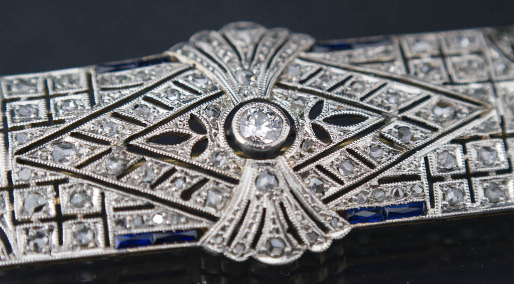 Art deco platinum brooch with diamonds and sapphires