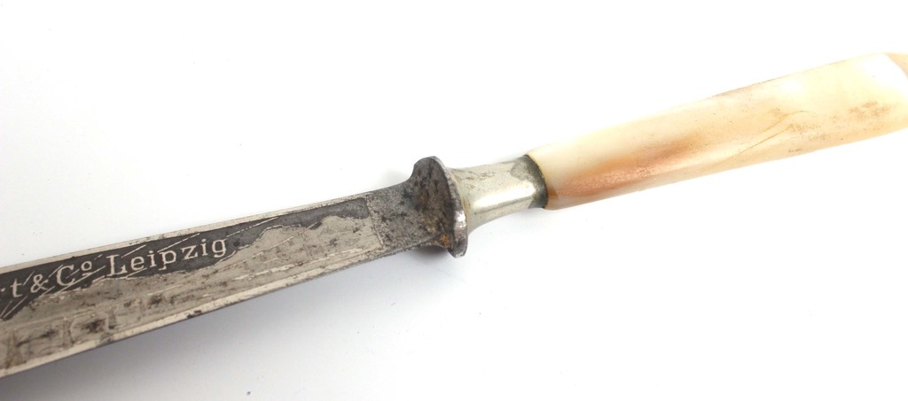 Knife with pearl handle 