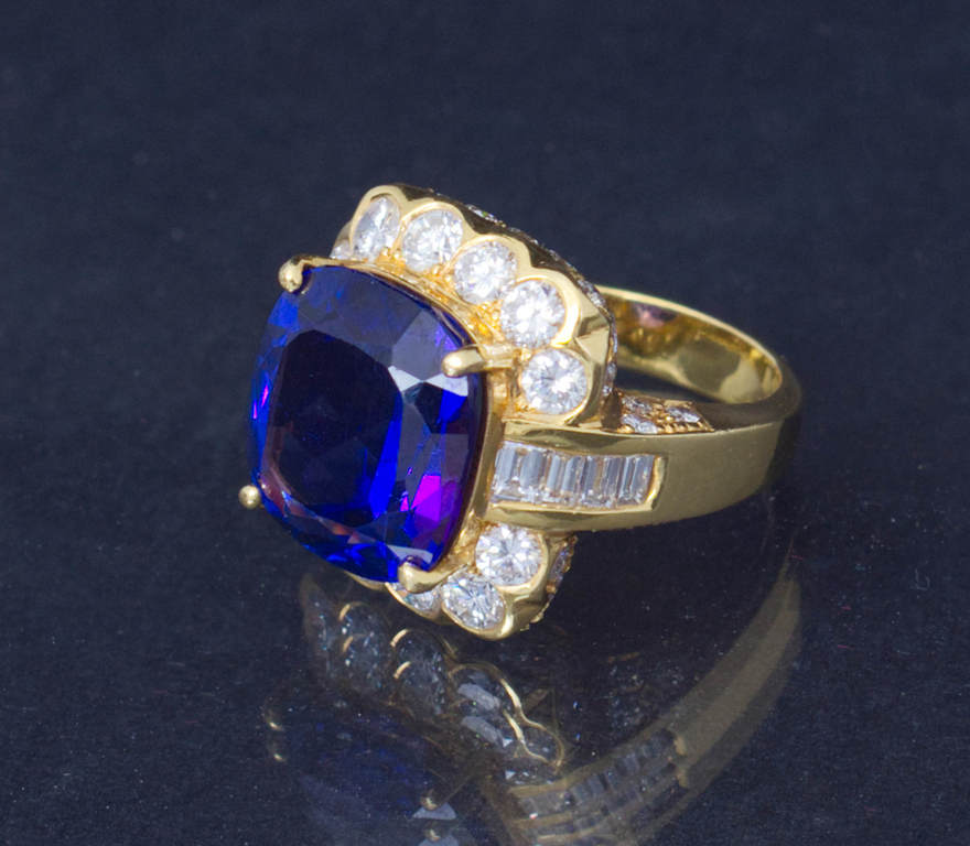 Золотое кольцо с танзанитoм и бриллиантами