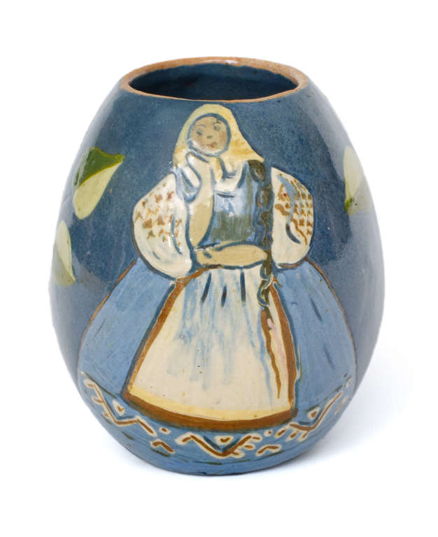 Keramikas vāze ar tautu meitas gleznojumu