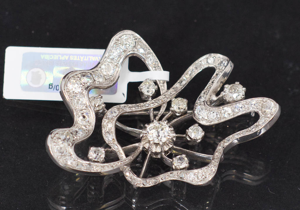 Platinum alloy brooch with 69 natural diamonds