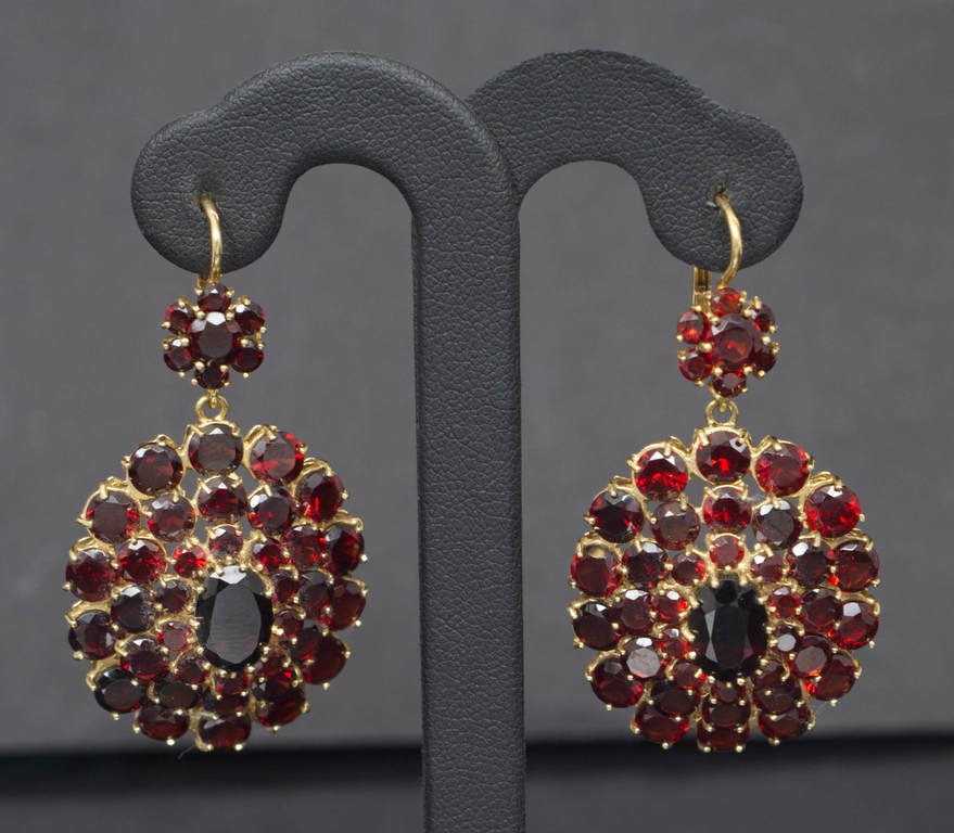 Gold earrings with garnets