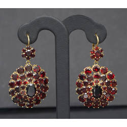 Gold earrings with garnets
