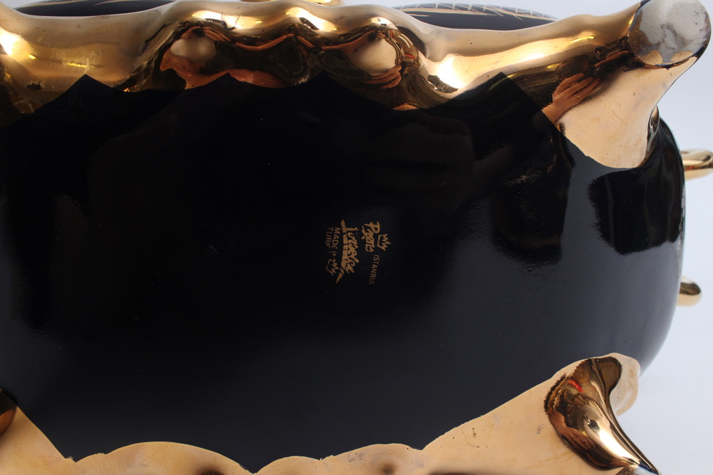 Декоративная фарфоровая тарелка с орнаментом из кобальта