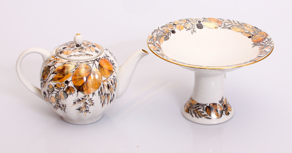 Porcelain set for drinking tea