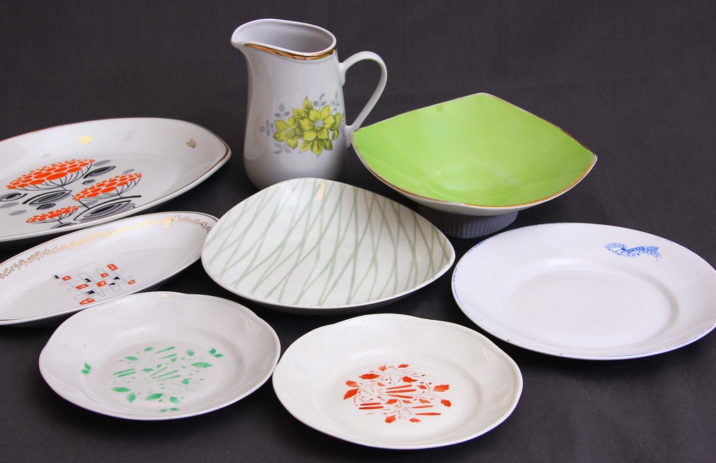 Various porcelain articles